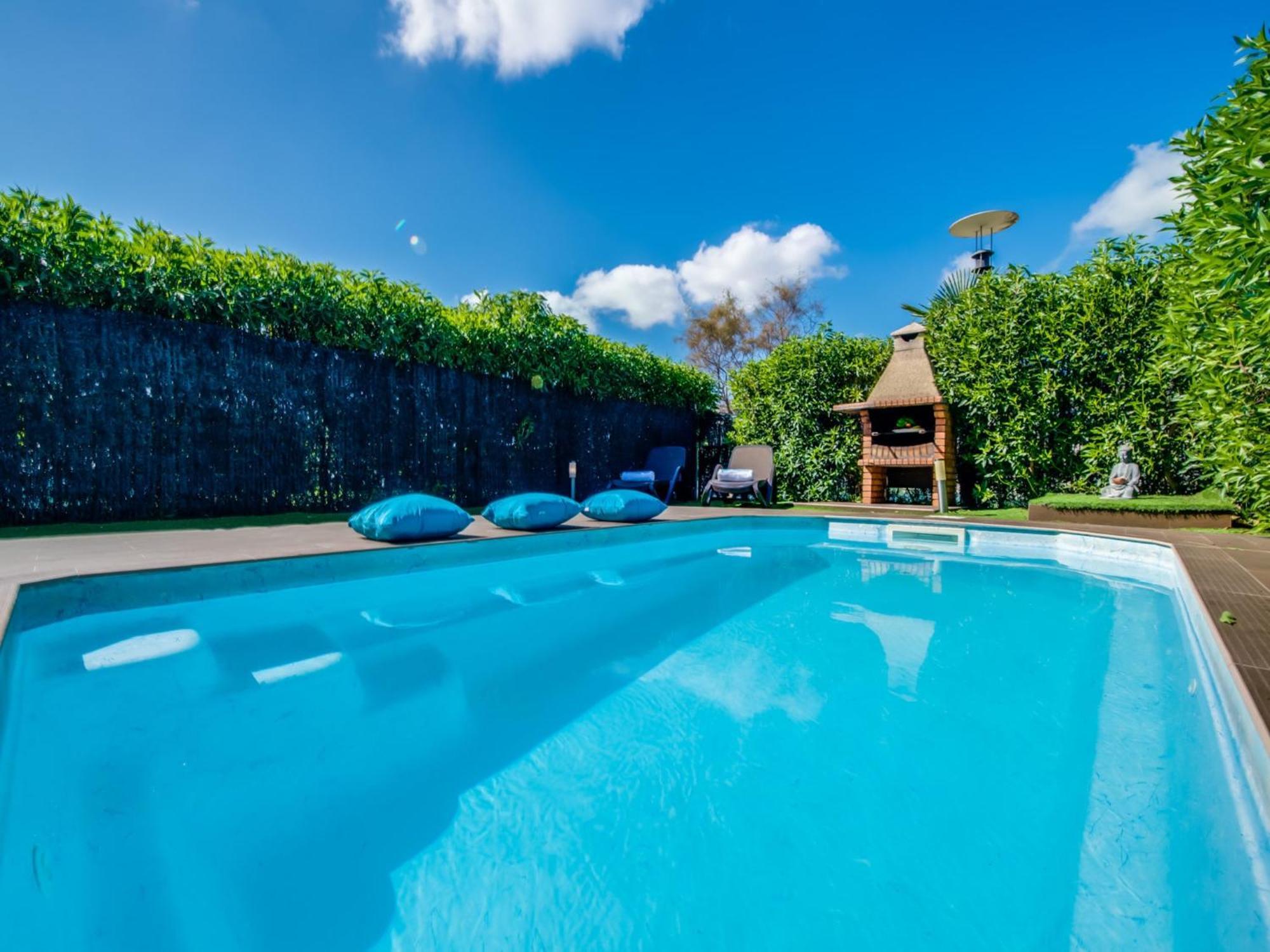 With Swimming Pool Holiday home